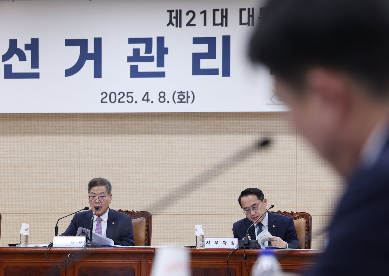 김용빈 중앙선관위 사무총장(왼쪽)이 8일 경기도 과천 중앙선관위원회에서 열린 제21대 대통령선거 선거 관리대책 회의에서 발언하고 있다. [연합]