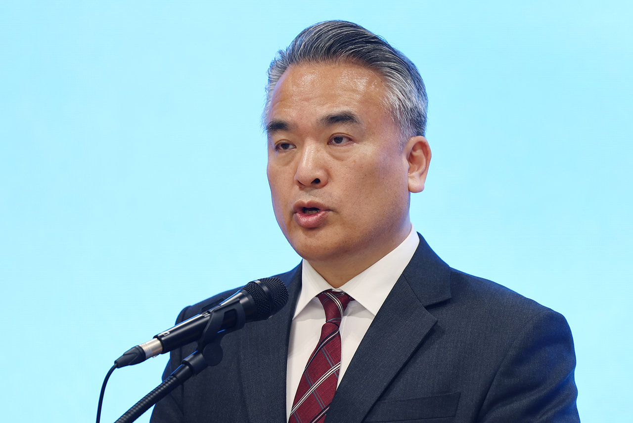 대한의사협회 김성근 대변인이 8일 서울 용산구 의협회관에서 현안 관련 언론 브리핑을 하고 있다. [연합]