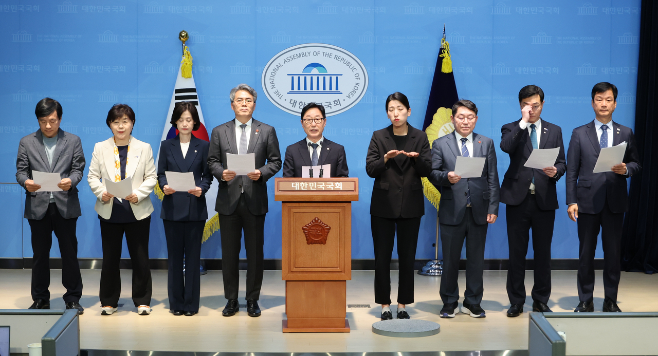 더불어민주당과 조국혁신당의 국회 법제사법위원회 위원들이 8일 서울 여의도 국회 소통관에서 한덕수 대통령 권한대행 국무총리의 헌법재판관 지명 철회를 촉구하는 기자회견을 하고 있다. 왼쪽부터 더불어민주당 이성윤·서영교 의원, 조국혁신당 박은정 의원, 더불어민주당 김기표·박범계·박희승·장경태·박균택 의원. [연합]