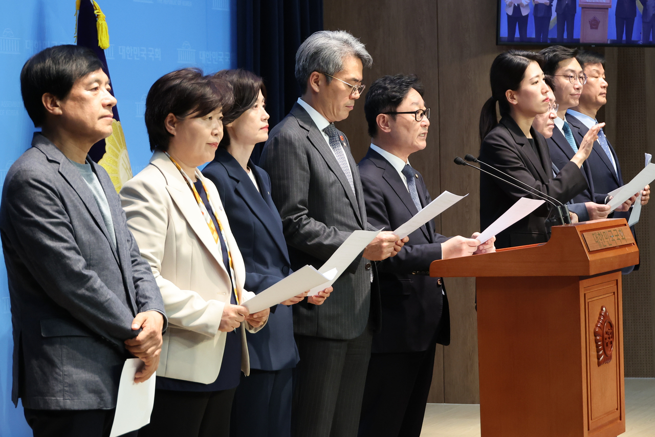 더불어민주당과 조국혁신당의 국회 법제사법위원회 위원들이 8일 서울 여의도 국회 소통관에서 한덕수 대통령 권한대행 국무총리의 헌법재판관 지명 철회를 촉구하는 기자회견을 하고 있다. [연합]