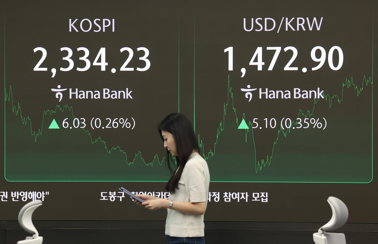 This photo taken Tuesday shows the dealing room of Hana Bank in central Seoul. (Yonhap)