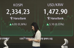Seoul shares snap 4-day losing streak on tech, defense gains