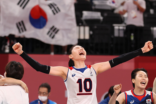 김연경이 2020 도쿄올림픽 여자 배구 조별리그에서 강호 도미니카를 꺾고 환호하는 모습 [게티이미지]