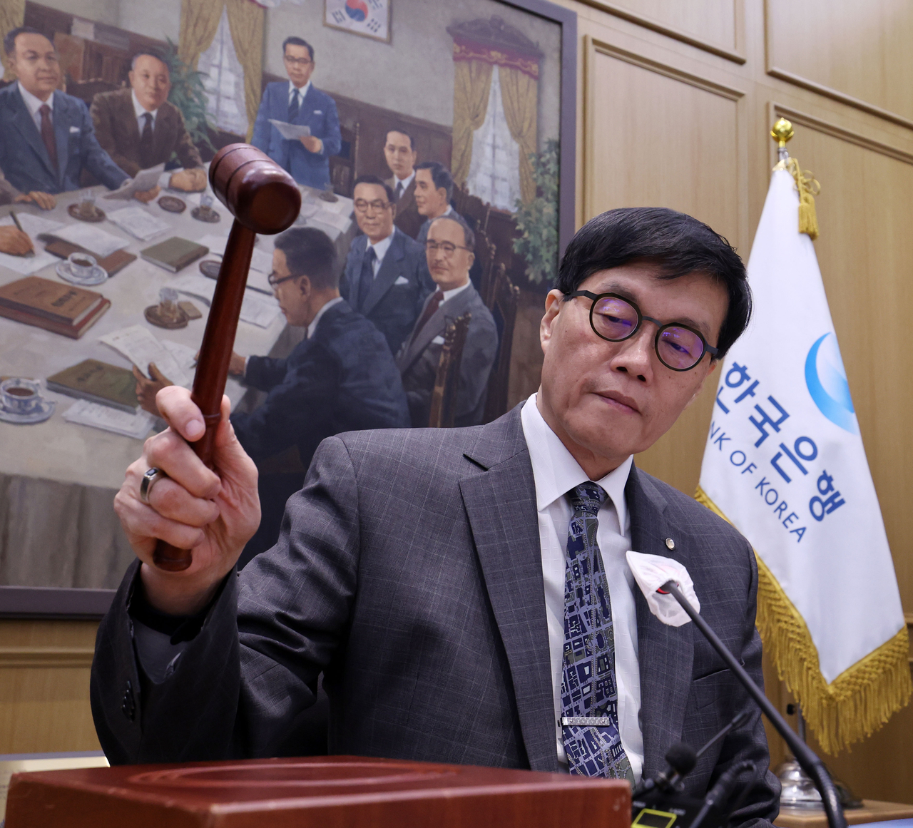 미국 정부의 관세 정책으로 성장률이 대폭 떨어질 수 있단 우려가 커지면서 기준금리 인하 시점이 보다 빨라질 수 있단 전망이 고개를 들고 있다. 사진은 지난 2월 25일 서울 중구 한국은행에서 열린 금통위 본회의에서 의사봉을 두드리고 있는 이창용 한은 총재 [사진공동취재단]