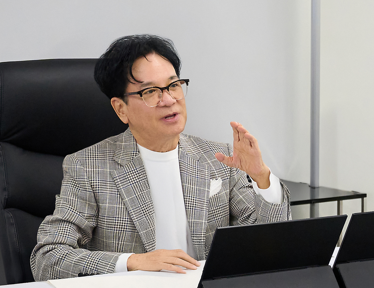 CJ Group Chair Lee Jay-hyun speaks to company executives during a meeting in Japan, April 2. (CJ Group)
