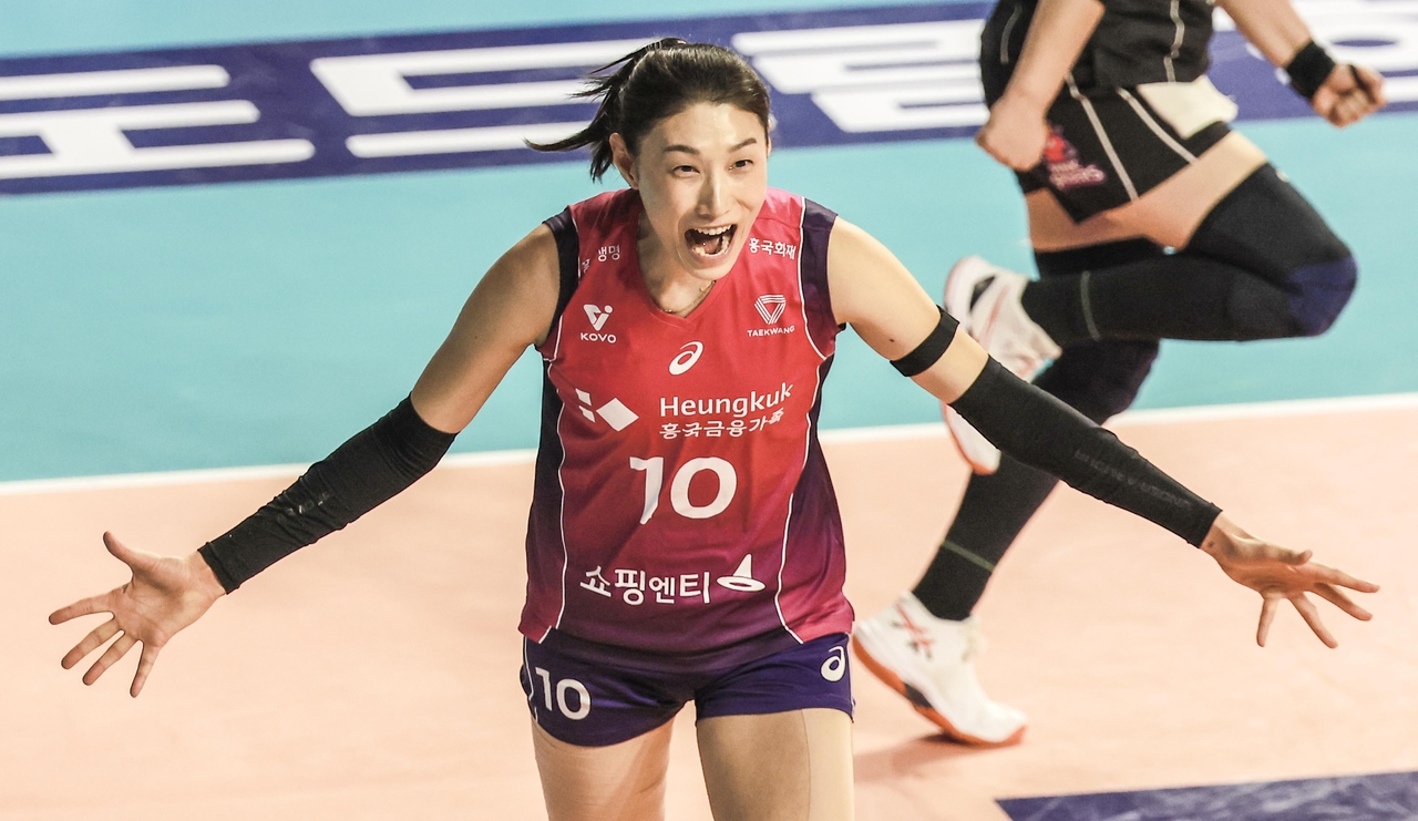 김연경이 8일  V-리그 여자부 챔피언결정전 5차전 정관장과 경기에서 1세트를 승리한 후 포효하고 있다. 다시는 볼 수 없는 ‘선수’ 김연경의 모습이다.    [뉴시스]