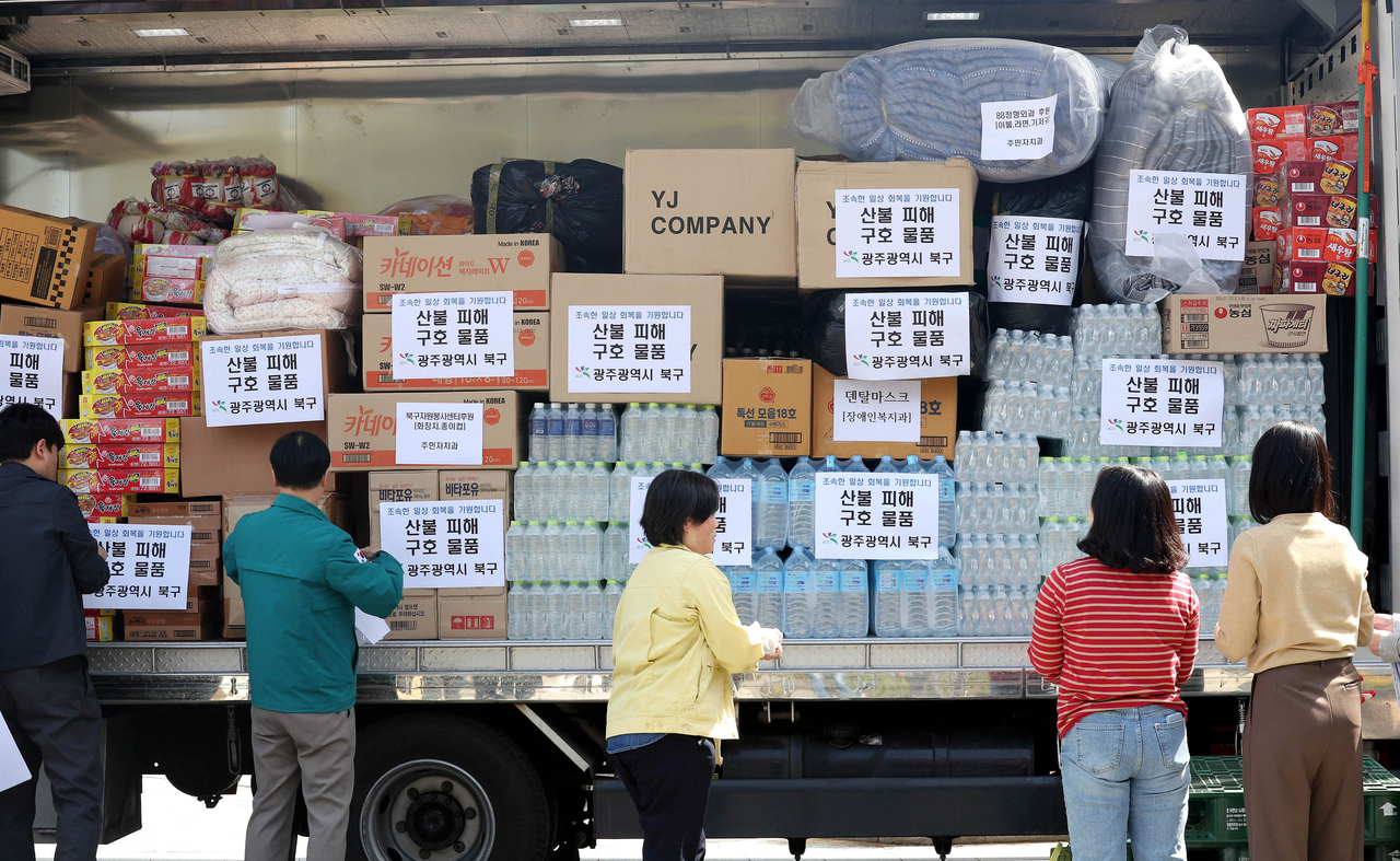 Officials of Buk-gu Office in the city of Gwangju are loading the relief supplies for victims of the wildfires in southeastern region on March 28, in this photo provided by Buk-gu officials. (Buk-gu Office in Gwangju-Yonhap)