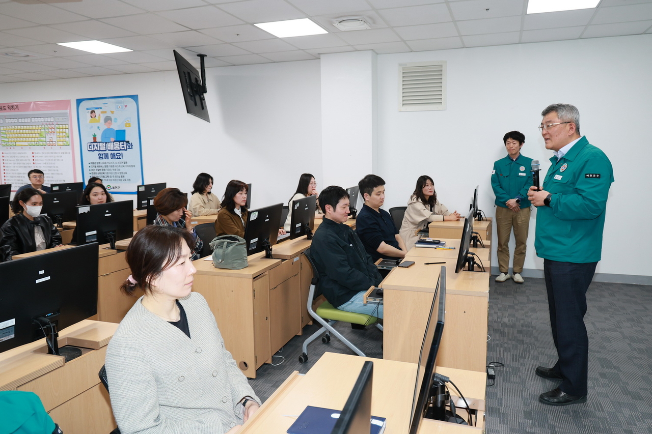 김학동 예천군수가 데이터 활용 역량 강화를 위한 ‘생성형 AI 활용 직원 교육’에 참석해 AI활용에 관심을 보이고 있다.(예천군 제공)