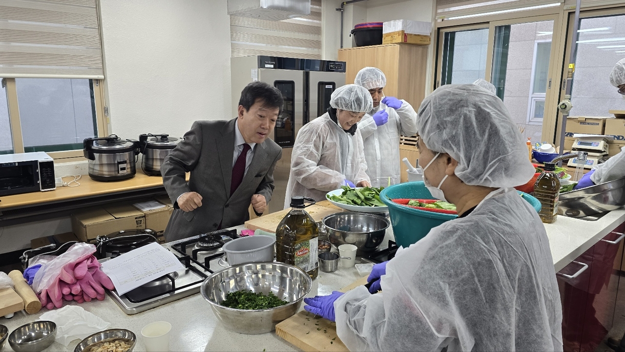 ‘농촌에서 살아보기’프로그램 참여자들이 명이 페스토 만들기를 하고 있다(울릉군 제공)