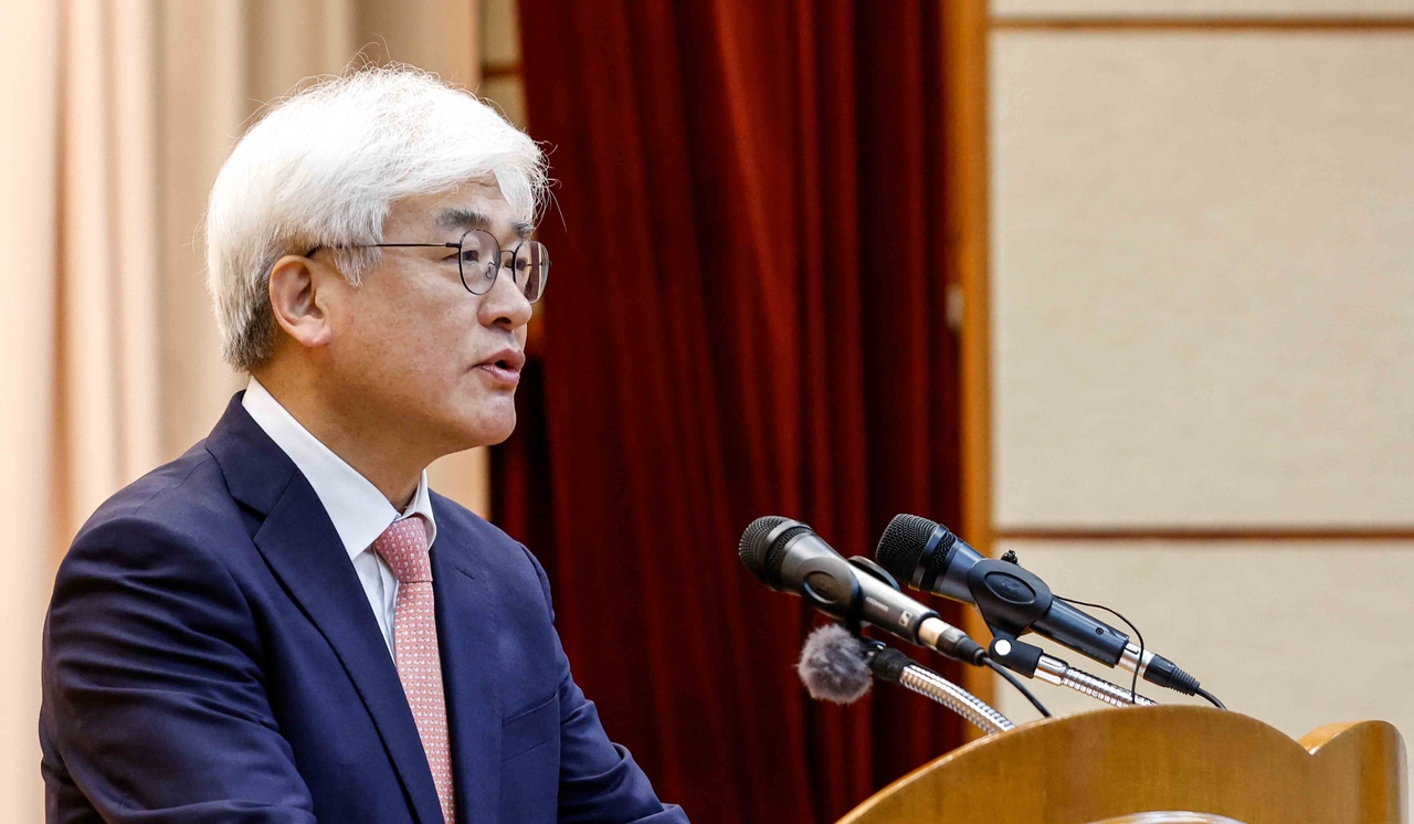 Newly appointed Constitutional Court Justice Ma Eun-hyuk gives a speech during his inauguration ceremony held at the court in Jongno-gu, Seoul, on Wednesday. (Yonhap)