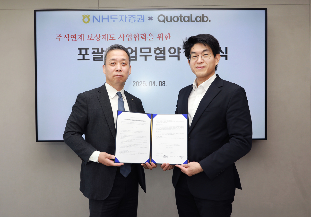 윤병운(왼쪽) NH투자증권 대표와 최동현 쿼타랩 대표가 지난 8일 서울 여의도 NH투자증권 본사에서 업무협약 체결식 후 기념촬영하고 있다. [NH투자증권 제공]