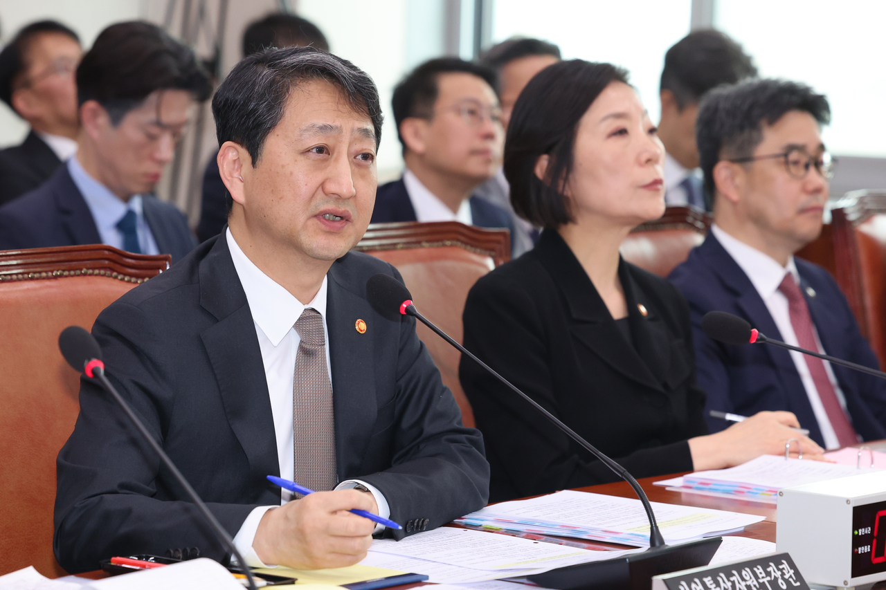 Industry Minister Ahn Duk-geun speaks to the parliamentary committee on trade and industry at the National Assembly in western Seoul on Wednesday.
(Yonhap)
