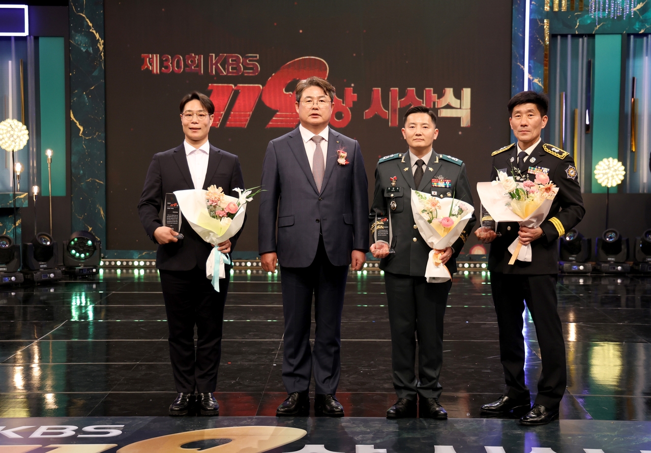 지난 1일 서울 여의도 KBS공개홀에서 열린 ‘KBS119상’ 시상식에서 정종표(왼쪽에서 두 번째) DB손해보험 사장과 특별상, 명예상 수상자들이 기념촬영을 하고 있다. [DB손해보험 제공]