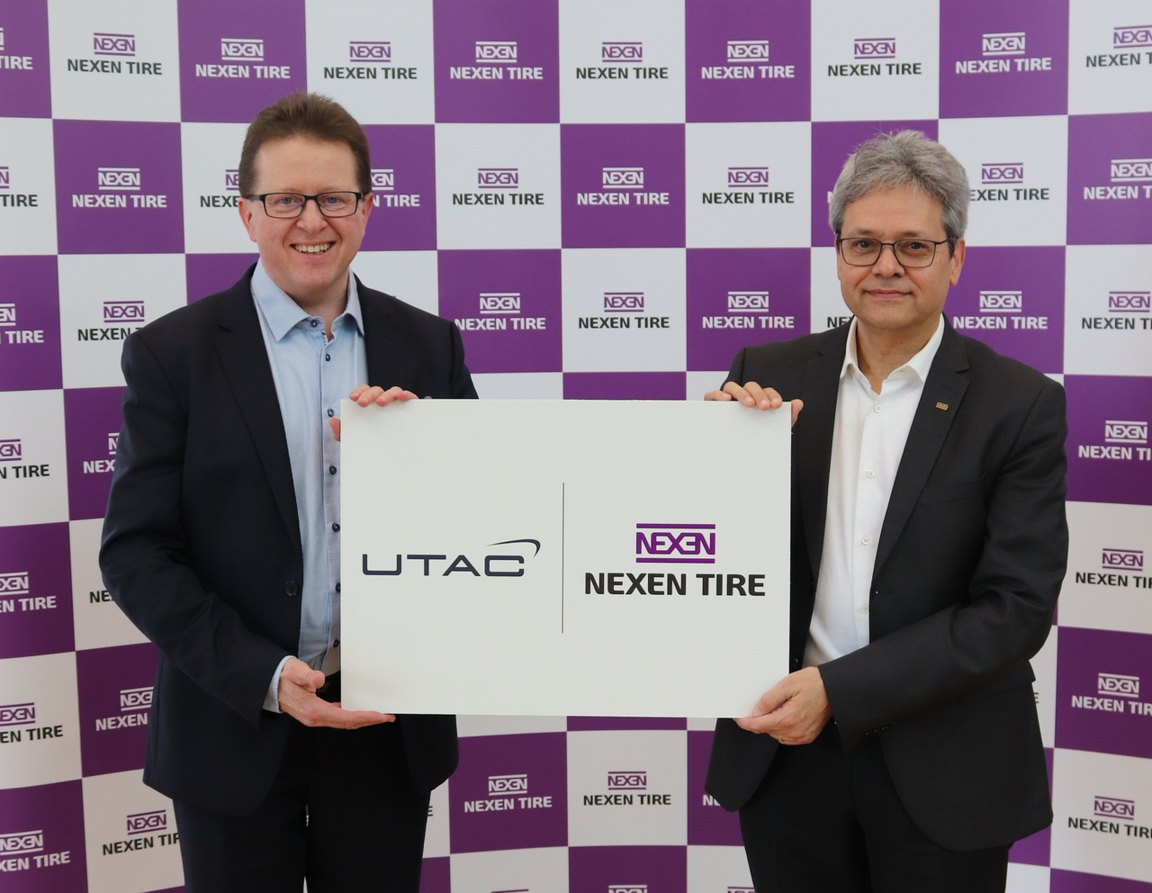 얀네 세우루야르비(왼쪽) UTAC 그룹 핀란드 부문 부사장과 에드윈 반 데르 스타드 넥센타이어 유럽 OE영업 사업부문장이 핀란드 이발로에 위치한 UTAC 주행 시험장 내 전용 타이어 시험센터 설립을 위한 계약을 체결하고 있다. [넥센타이어 제공]