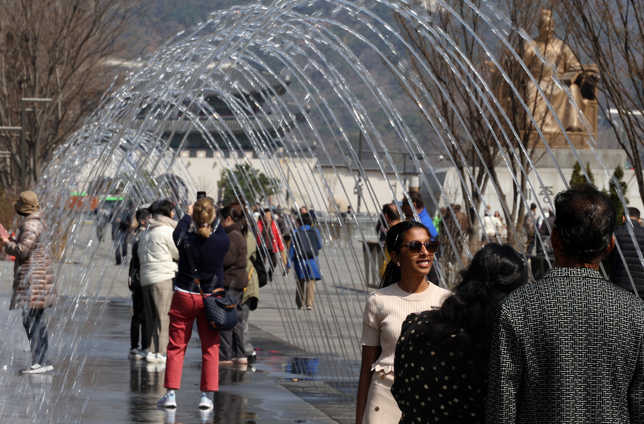 Tourists visit the Gwanghwamun Square in central Seoul on March 31. (Yonhap)