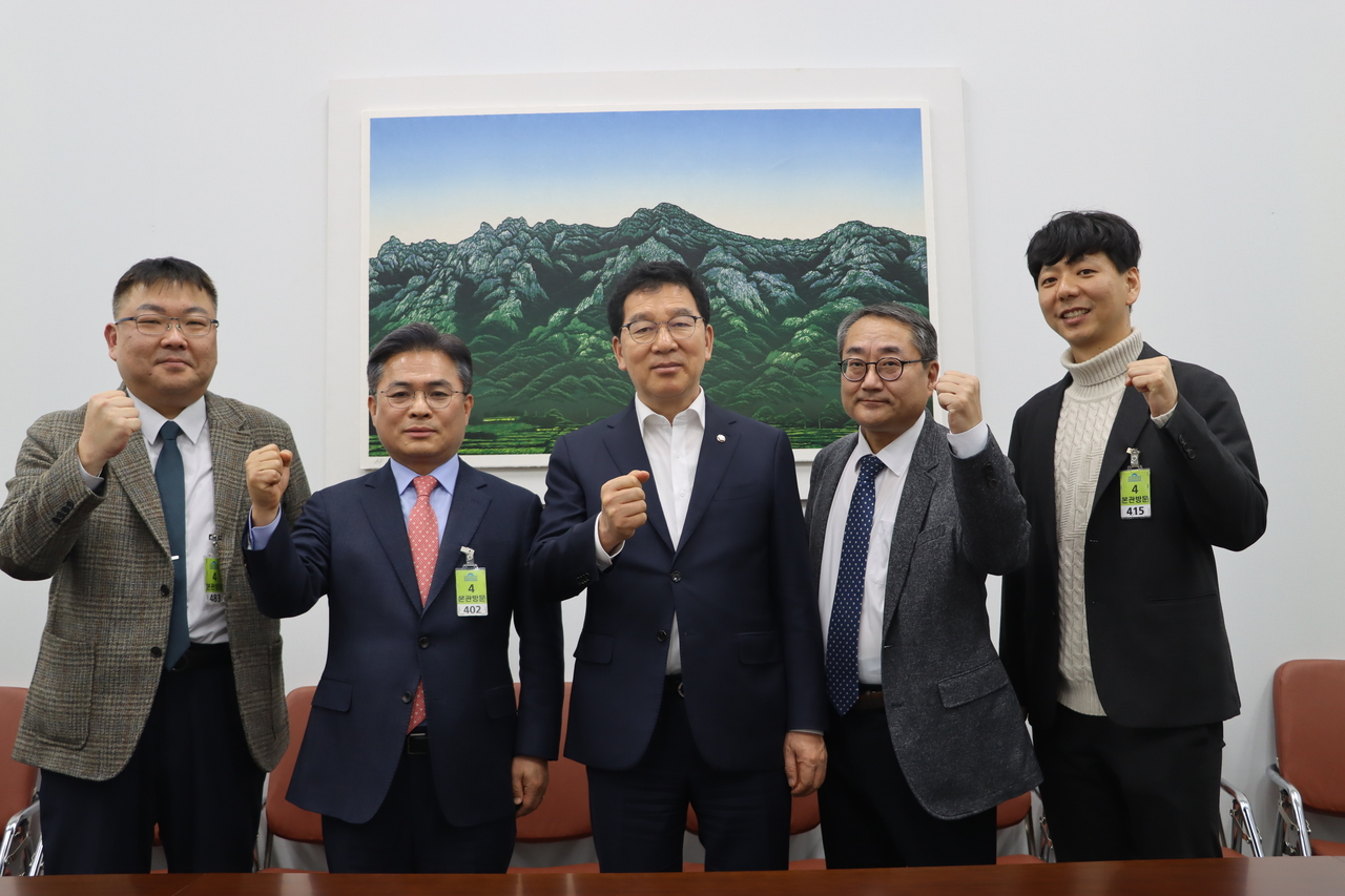 윤승규 대한행정사회 전 중앙교육연수원장과 행정사들은 8일 서울 여의도 국회 본관에서 신정훈 행정안전위원장을 예방하고 있다. 왼쪽부터 정상희 행정사, 윤승규 대한행정사회 전 중앙교육연수원장, 신정훈 국회 행정안전위원장, 남상기·이시진 행정사. [사진=행정사회 제공]