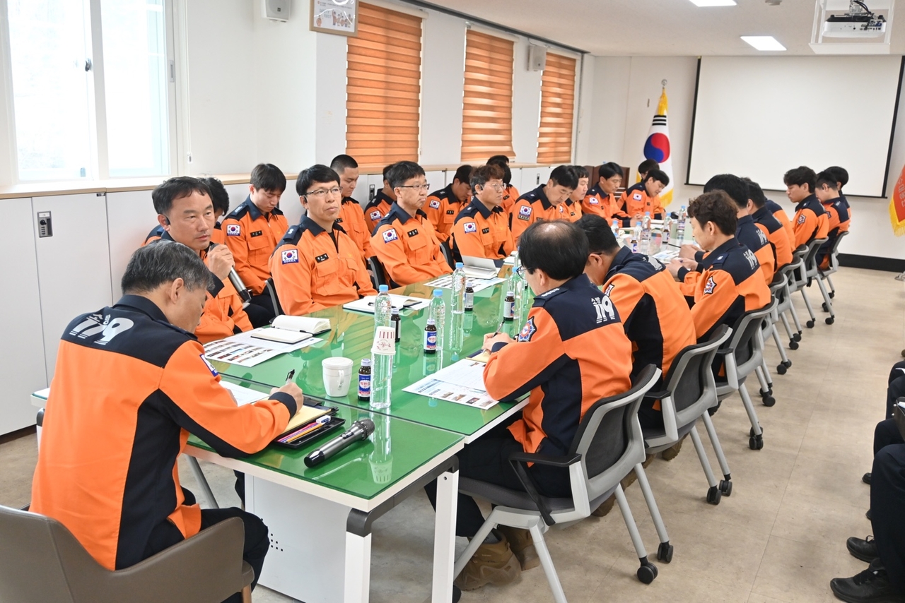 박성열 경북소방본부장이  봉화군에 있는 경북 119 산불특수대응단을 방문해 산불진화에 고생한 대원들을 위로격려했다(경북도 소방본부 제공)