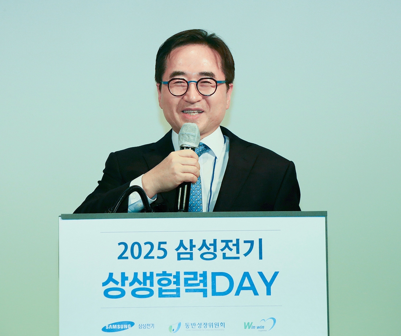장덕현 삼성전기 사장이 9일 협력회사 회원사들과 개최한 ‘2025년 상생협력데이’에서 인사말을 하고 있다. [삼성전기 제공]