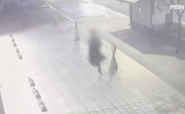 버스정류장까지 따라와 범행을 저지른 뒤 건너편 골목으로 달아나고 있는 남성 [MBN 보도화면]