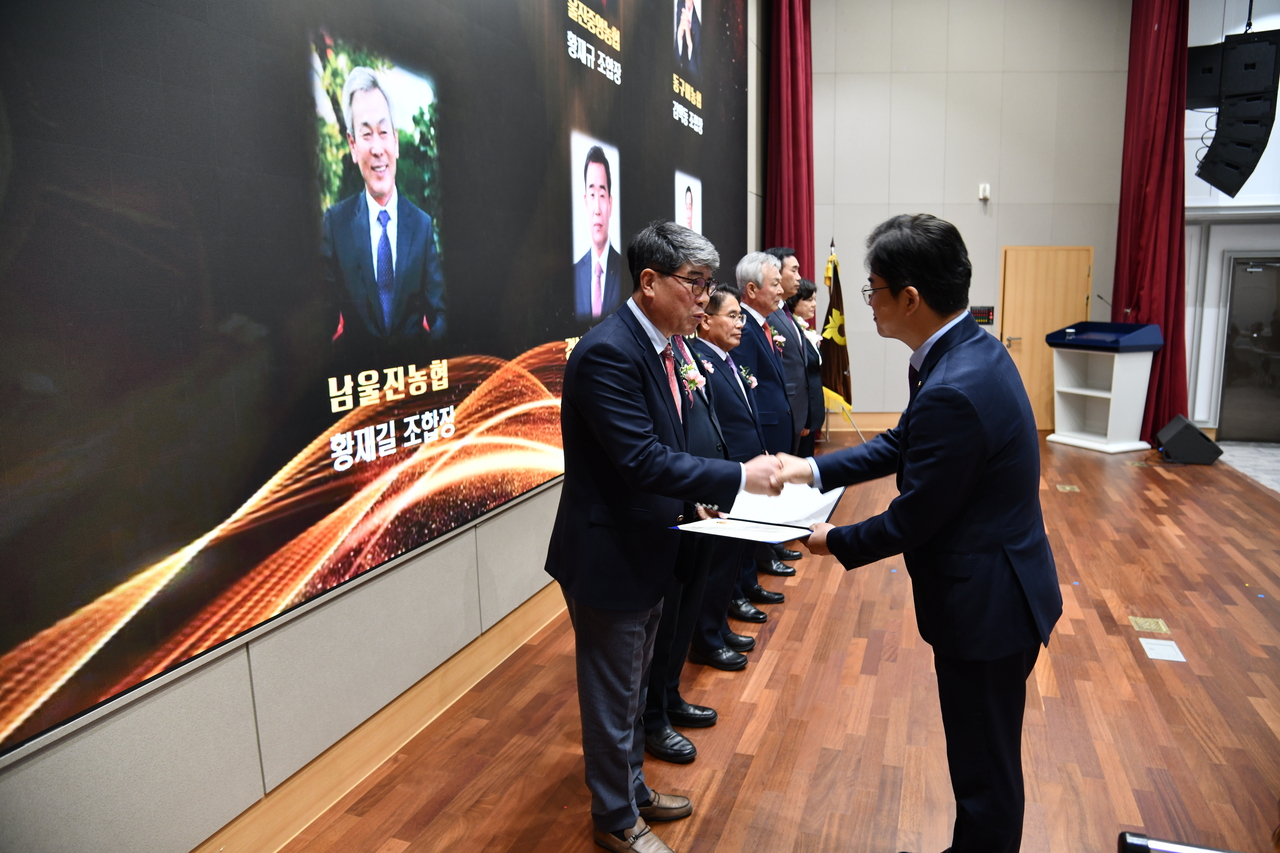 손기을 영주안정농협장이 농협중앙회가 주관한 2024년도 전국 농·축협 종합업적평가에서 우수상을 수상하고 있다(안정 농협 제공)