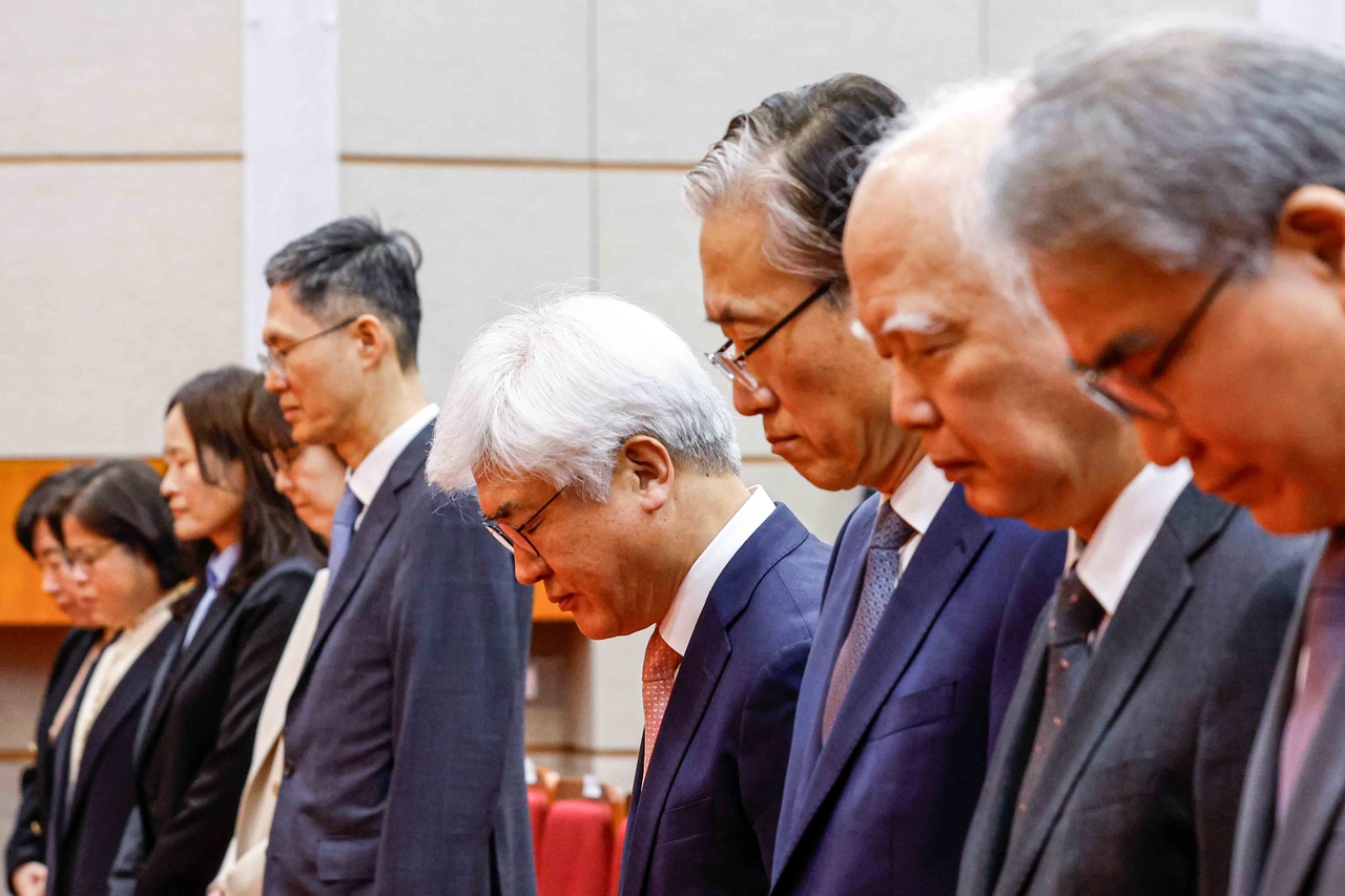 Nine justices of the Constitutional Court, including the newly-appointed Ma Eun-hyuk (fourth from right), at Ma's inauguration ceremony held at the court in Jongno-gu, Seoul, on Wednesday (Yonhap)