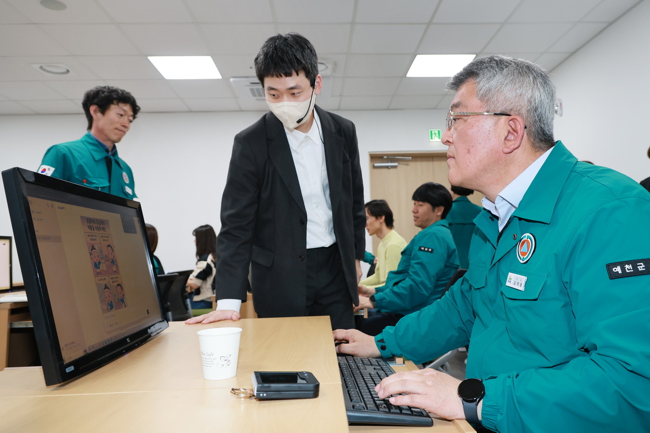 김학동 예천군수가 데이터 활용 역량 강화를 위한 ‘생성형 AI 활용 직원 교육’에 참석해 AI활용에 관심을 보이고 있다.(예천군 제공)
