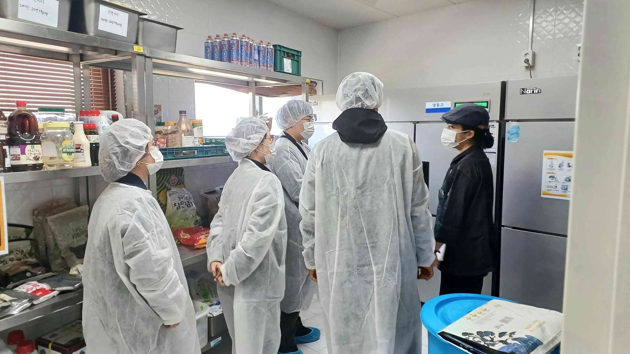 영덕군 식품위생팀이 대구식약청과 합동 점검을 펼치고 있다.[영덕군 제공]