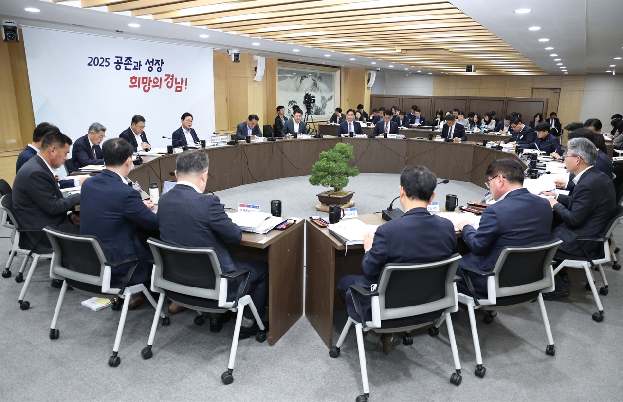 경남도가 9일  박완수 도지사 주재로 ‘2026년도 국비 신규사업 2차 보고회’를 개최하고 있다. [경남도 제공]