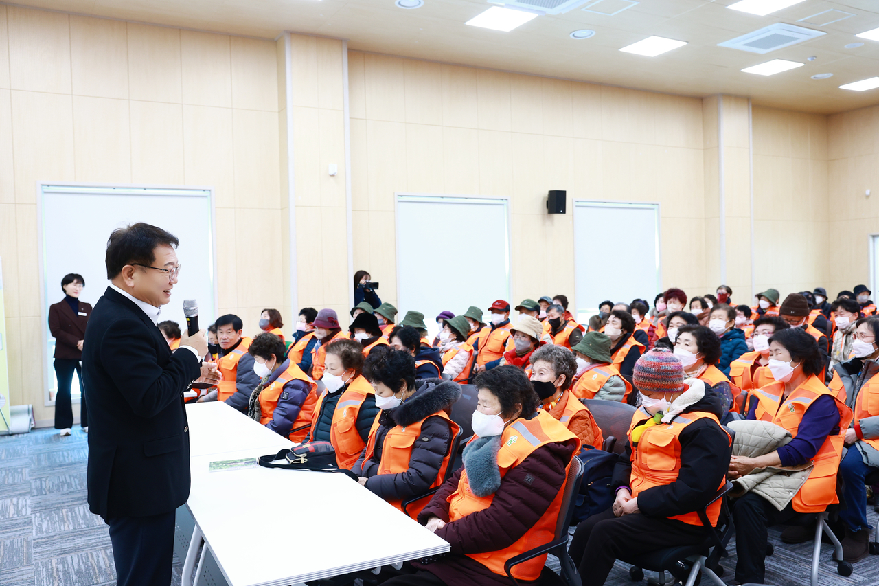 노인일자리  발대삭에서 손병복 군수가 인사말을 하고 있다(울진군 제공)