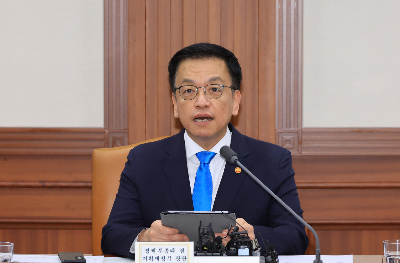 Finance Minister Choi Sang-mok speaks during a meeting of economy-related ministers at the government complex in Seoul on Wednesday. (Yonhap)