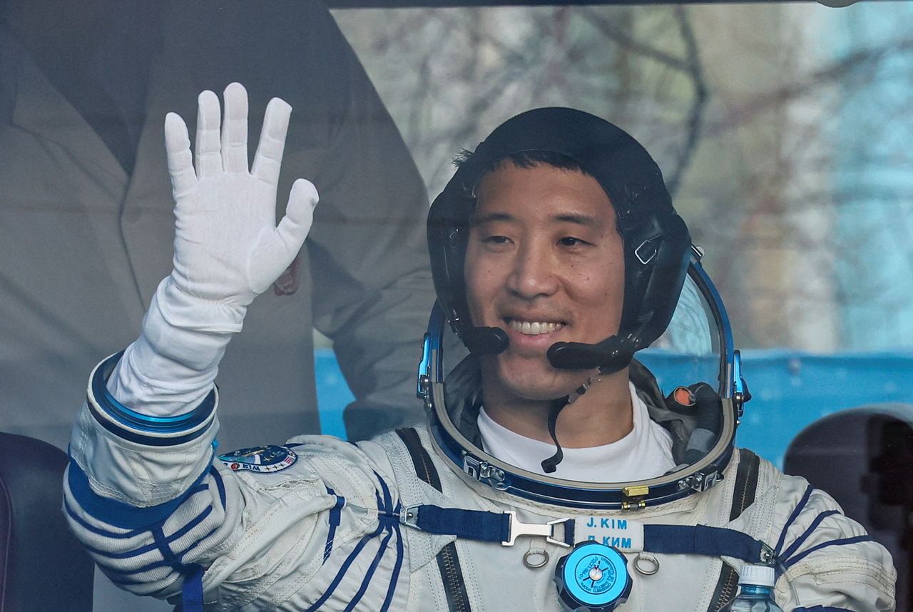 미국 항공우주국(NASA) 소속 우주비행사 조니 김이 8일(현지시간) 카자흐스탄 우주기지에서 취재진들에 손을 흔들고 있다. [로이터]