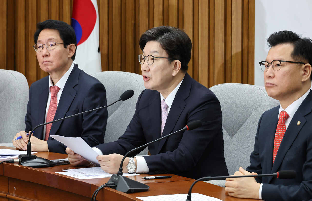 국민의힘 권성동 원내대표(가운데)가 지난 8일 국회에서 열린 원내대책회의에서 발언하고 있다. [연합]