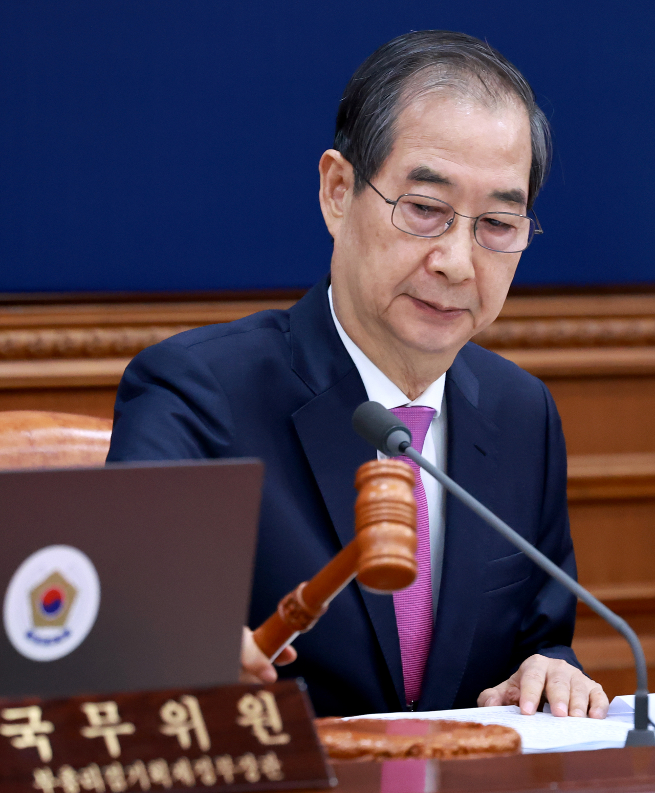 한덕수 대통령 권한대행 국무총리가 8일 정부서울청사에서 열린 국무회의에서 개회를 선언하며 의사봉을 두드리고 있다. [연합]