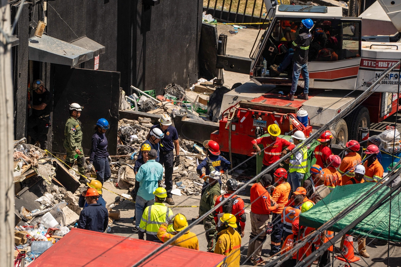 Emergency personnel work at the Jet Set nightclub following the collapse of its roof in Santo Domingo, Dominican Republic, Tuesday.  (AP-Yonhap)