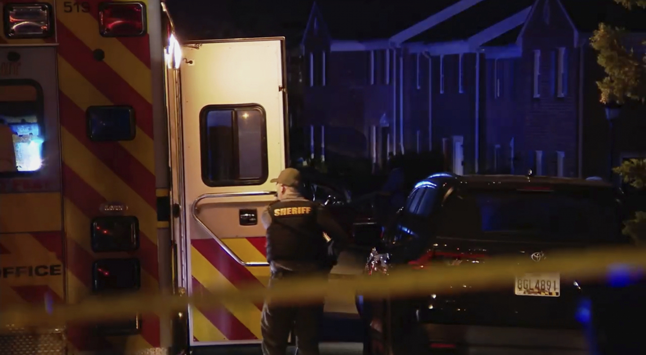 Police respond to a deadly shooting at a town house complex in Spotsylvania County, Virginia, Tuesday. (AP-Yonhap)