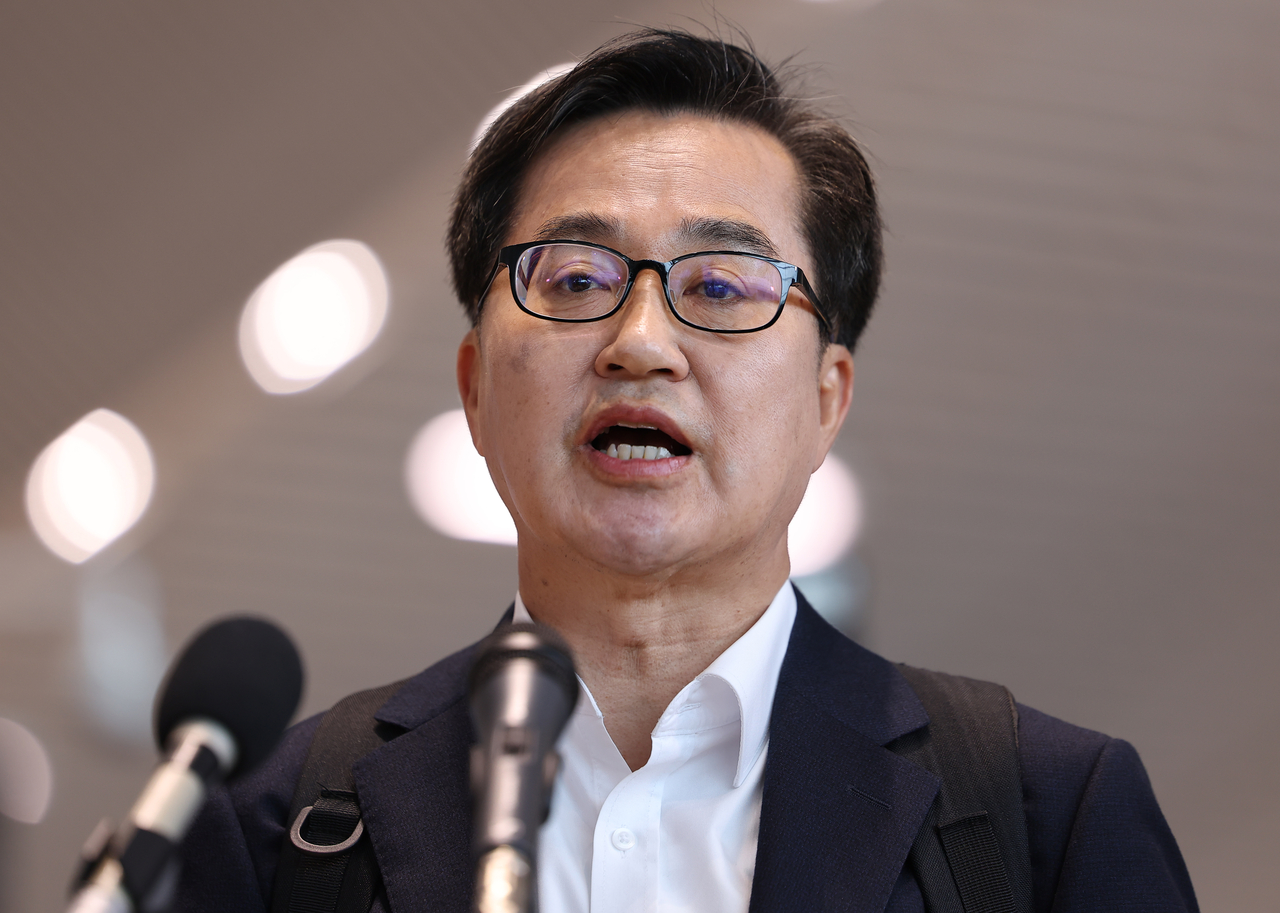 김동연 경기도지사가 9일 인천공항 2터미널에서 제21대 대통령선거 출마 선언을 하고 있다.  김 지사는 이날 미국 트럼프 발 관세 전쟁 대응책을 찾기 위해 미국으로 출국하기 전 가진 ‘자동차 부품 관세 대응을 위한 긴급 출국 보고 회견’에서 대선 출마 선언을 했다. [연합]