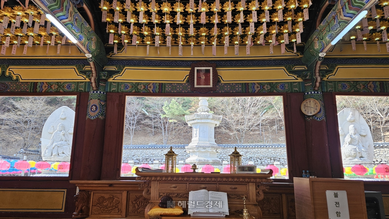 적멸보궁 법당 안에서 보이는 석가여래사리탑
