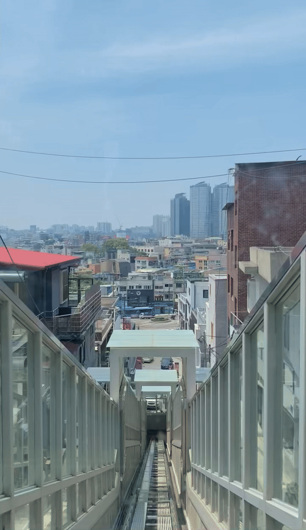 A video captured from the inclined elevator descending the center of the 108 Stairway in Huam-dong, Yongsan-gu, Seoul (No Kyung-min/The Korea Herald)