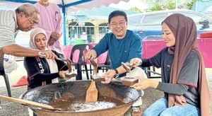 In Malaysia, dodol-making stirs up tradition and sweet memories