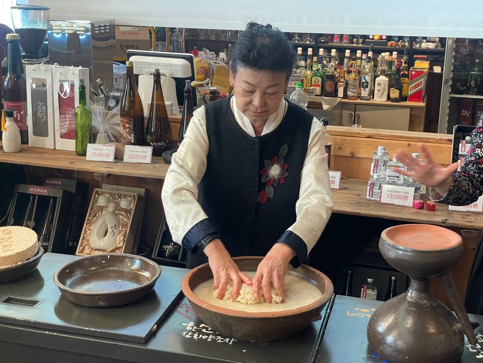 A sogokju brewing demonstration at Samwha Brewery in Seocheon, South Chungcheong Province (Hong Yoo/ The Korea Herald)