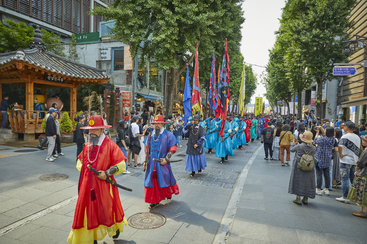 A reenactment of the royal gatekeeper patrol in Insa-dong in 2024 (Korea Heritage Agency)