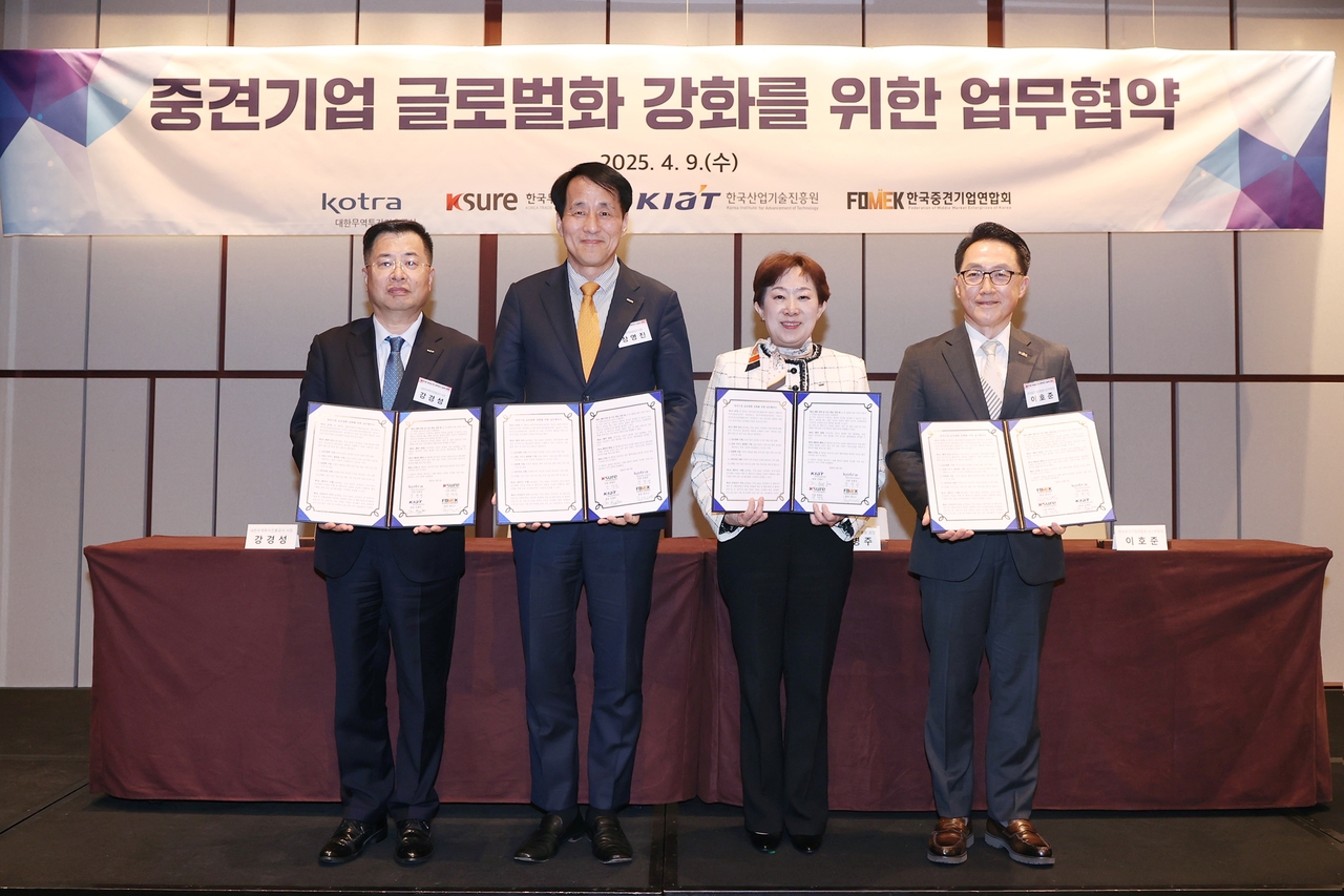 강경성(왼쪽부터) 코트라 사장, 장영진 한국무역보험공사 사장, 민병주 한국산업기술진흥원 원장, 이호준 한국중견기업연합회 상근부회장이 업무협약 체결 후 기념촬영을 하고 있다. [코트라 제공]