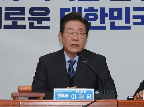 Lee Jae-myung, leader of the Democratic Party, announces his resignation during a Supreme Council meeting at the National Assembly in Seoul on Wednesday. (Yonhap)