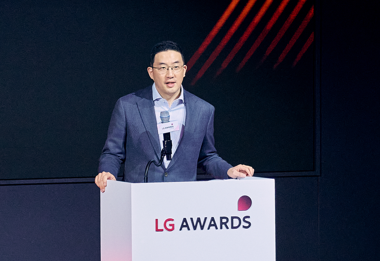 LG Group Chair Koo Kwang-mo delivers a congratulatory speech at the LG Awards in Icheon, Gyeonggi Province, Wednesday. (LG Group)