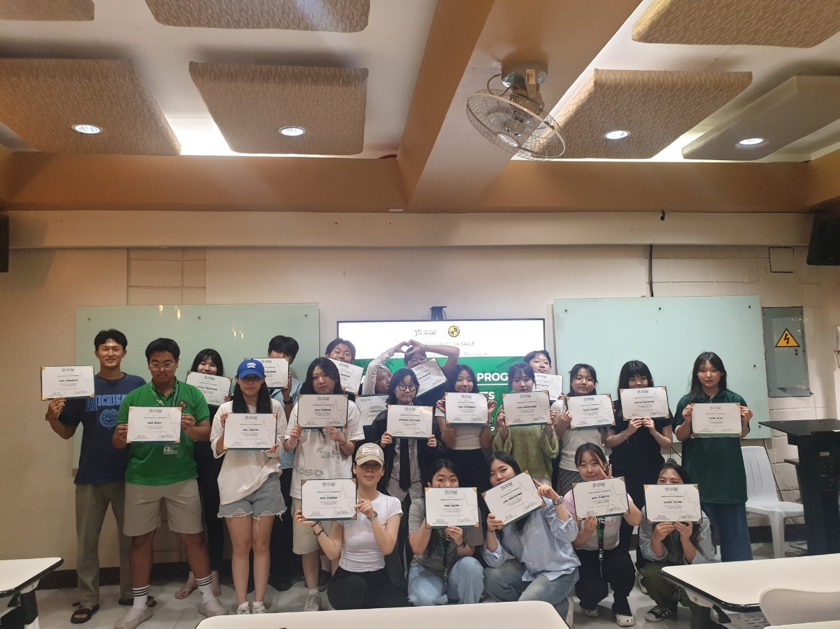 2024년 파란사다리 사업 필리핀 라샬 대학교 연수 수료 사진.[대구대 제공]