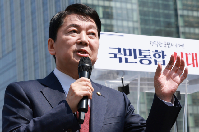 국민의힘 안철수 의원이 8일 서울 광화문광장 이순신 장군 동상 앞에서 제21대 대통령 선거 출마를 선언한 뒤 취재진 질문에 답하는 가운데 안 의원 왼손 검지에 ‘이효진 원광大’가 적혀 있다. 이효진 원광디지털대학교 경찰학과 교수는 안 의원 캠프 대변인이다. [연합]