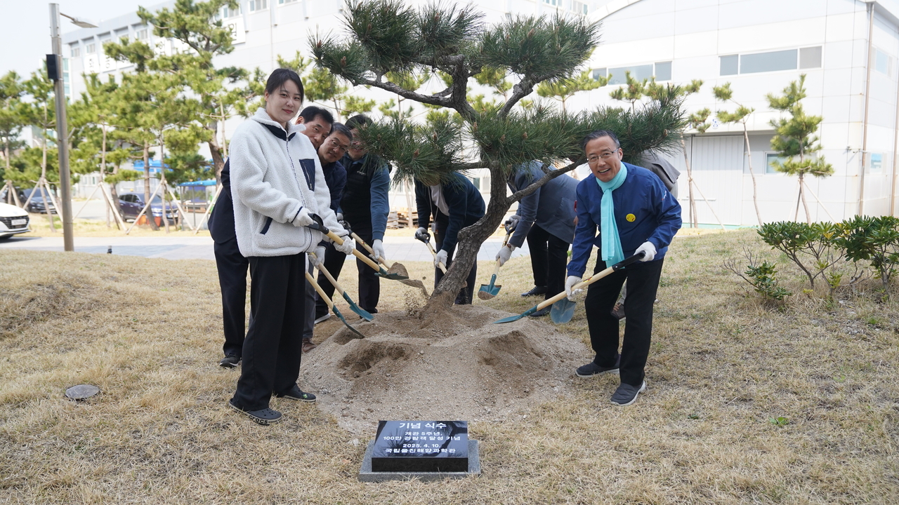 국립 해양과학관은 10일 ‘개관 5주년과 누적 관람객 100만 명 달성’을 기념하는 기념 식수 행사를 개최했다(과학관 제공)