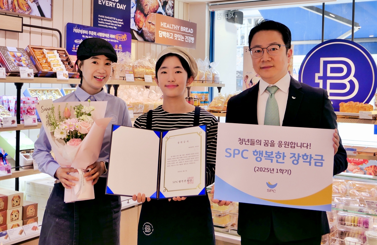 파리바게뜨 안산라성점에서 SPC행복한장학금 장학생으로 선발된 학생(가운데)이 가맹점 대표, SPC행복한재단 관계자와 기념 촬영을 하고 있다. [SPC그룹 제공]