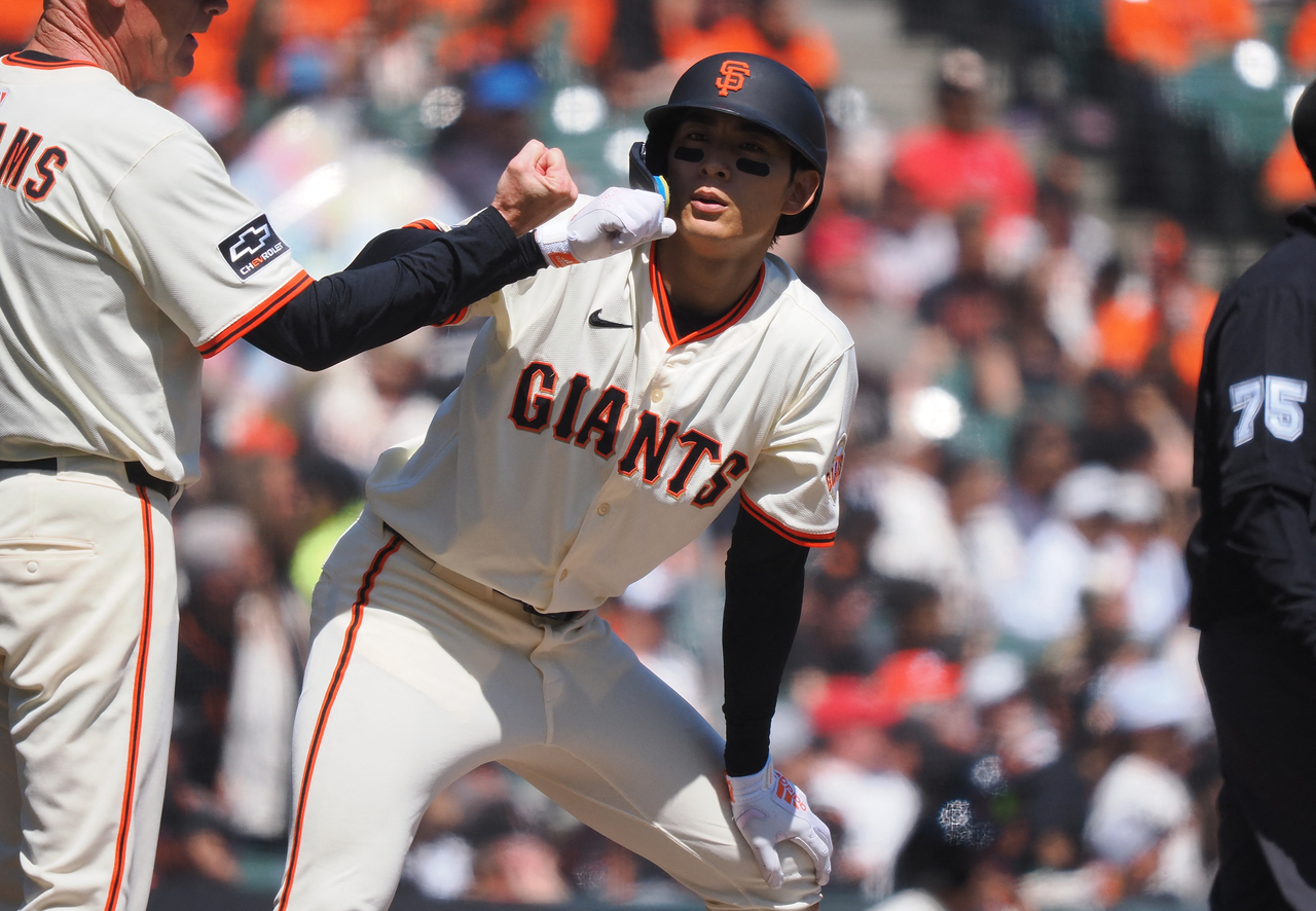 Lee Jung-hoo of the San Francisco Giants celebrates with third base coach Matt Williams after hitting a triple against the Cincinnati Reds during a Major League Baseball regular-season game at Oracle Park in San Francisco on Wednesday. (Reuters-Yonhap)
