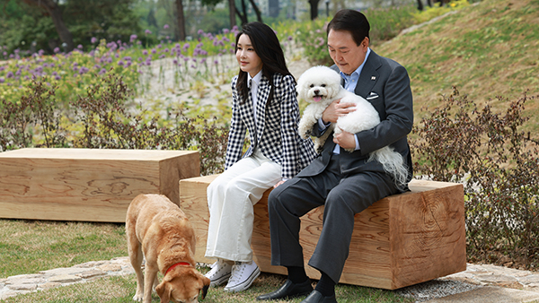Former President Yoon Suk Yeol and his wife, Kim Keon Hee, take a break with two of their dogs at Yongsan Children’s Garden in this photo released May 2023. (Presidential Office)
